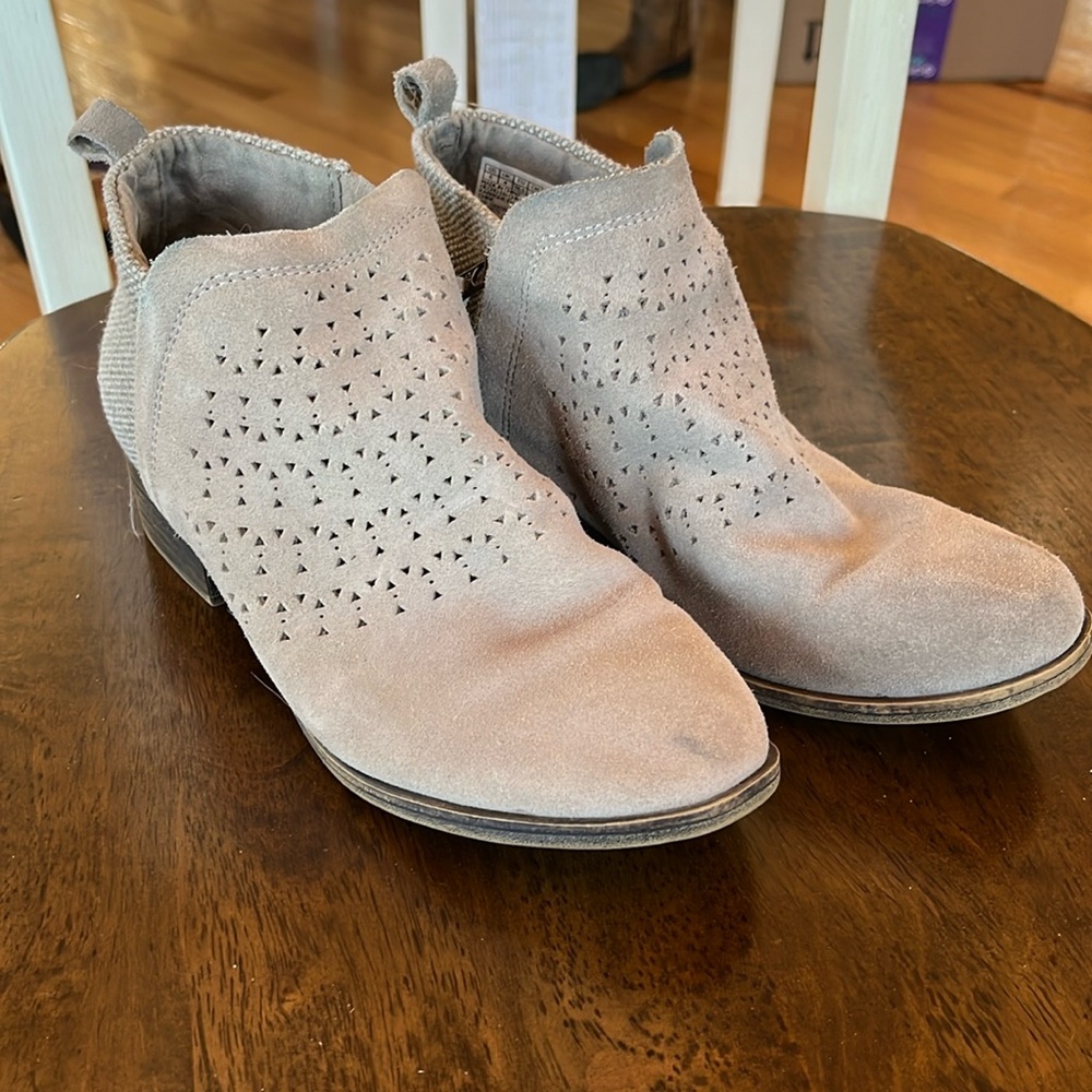 Tom’s suede ankle books